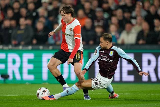 ROTTERDAM, 02-10-2025, Stadium de Kuip , season 2025 2026 , Europa League football . Match between Feyenoord and Aston Villa , Picture shows Aston Villa player Matty Cash, Feyenoord player Leo Sauer Feyenoord - Aston Villa  x31324981x Copyright: