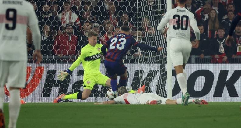 02 10 25 FC Basel VfB Stuttgart Switzerland, Basel, 02 10 2025, Football, UEFA Europa League, FC Basel VfB Stuttgart v l Alexander Nübel VfB Stuttgart , Albian Ajeti FC Basel Goal 1 0 Ajeti