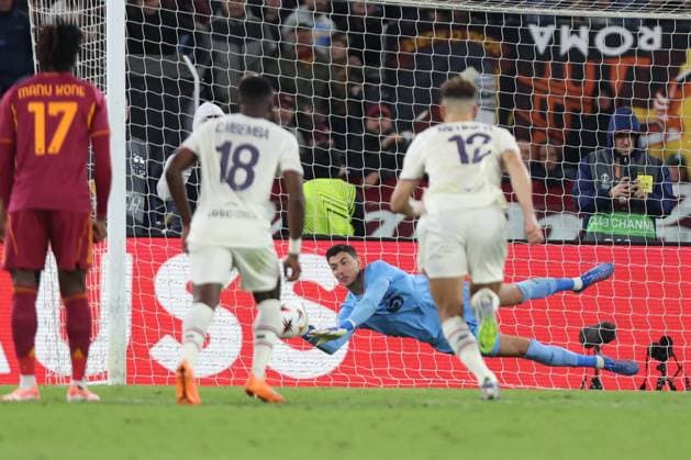 Football: UEFA League As Roma vs LOSC Lille Rome, Italy - October 2, 2025: Berke Ozer of Lille save the Matias Soule of Roma penalty score seen in action during the UEFA League 2025 2026, day 2, between AS Roma vs LOSC Lille at Olympic stadium in Rome ROME OLYMPIC STADIUM italy italy Copyright: xmarcoxiacobucci