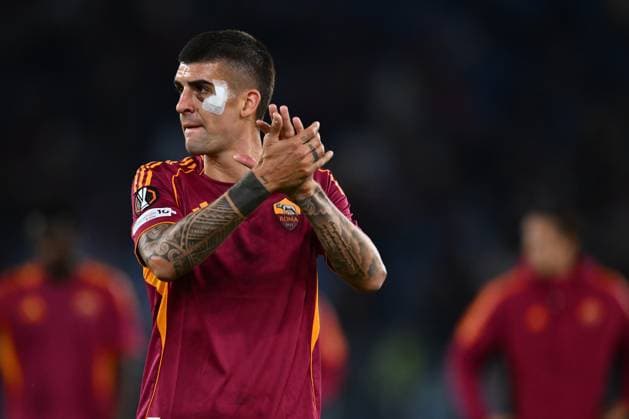 AS Roma v LOSC Lille - UEFA Europa League 2025 26 League Phase MD2 Gianluca Mancini of A.S. Roma greets the fans during the UEFA Europa League phase day 2 football match between A.S. Roma and Lille Olympique S.C. at the Olympic Stadium in Rome, Italy, on October 2, 2025. Rome Italy  Copyright: xDomenicoxCippitellix originalFilename:cippitelli-asromavl251002_npCRx.jpg