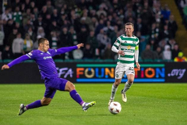 Celtic v Sporting Braga Europa League 02 10 2025. Callum McGregor of Celtic FC plays the ball past the outstretched foot of Leonardo Lelo of SC Braga during the UEFA Europa League 2025 26, Celtic FC vs SC Braga, Celtic Park, Glasgow, country}. 02 10 2025 Parkhead Celtic Park Glasgow Scotland Editorial use only , Copyright: xColinxPoultneyx PSI-22959-0040