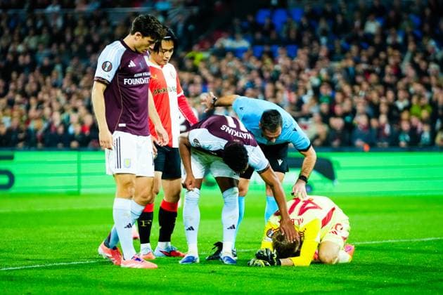 UEFA Europa League: Feyenoord Rotterdam v Aston Villa F.C. Rotterdam - Marco Bizot Goalkeeper of Aston Villa, Ayase Ueda of Feyenoord Rotterdam during the second match of the UEFA Europa League 2025 2026. The match is set between Feyenoord Rotterdam and Aston Villa F.C. at Stadion Feijenoord De Kuip on 2 October 2025 in Rotterdam, The Netherlands. (VK Sportphoto Danny de Groot) Copyright: xDannyxdexGrootx