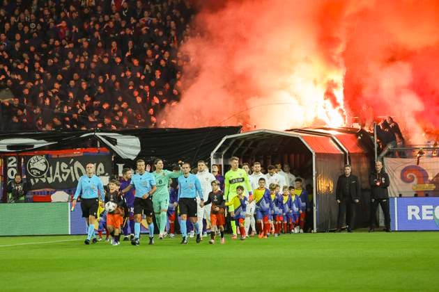 Teams take to the pitch , Switzerland, Football, UEFA Europa League, Matchday 2, 2025 2026, FC Basel vs VfB Stuttgart, 02 10 2025, Sankt Jakob Park, Basel, Switzerland Basel Sankt Jakob Park Canton Basel City Switzerland Copyright: xGrantxHubbsx