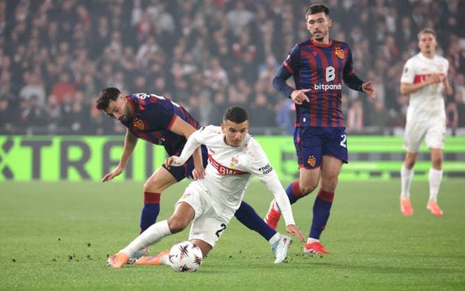 02 10 2025, Switzerland, Basel, Soccer UEFA Europa League, FC Basel vs VfB Stuttgart, v l Badredine Bouanani VfB , Dominik Schmid FC