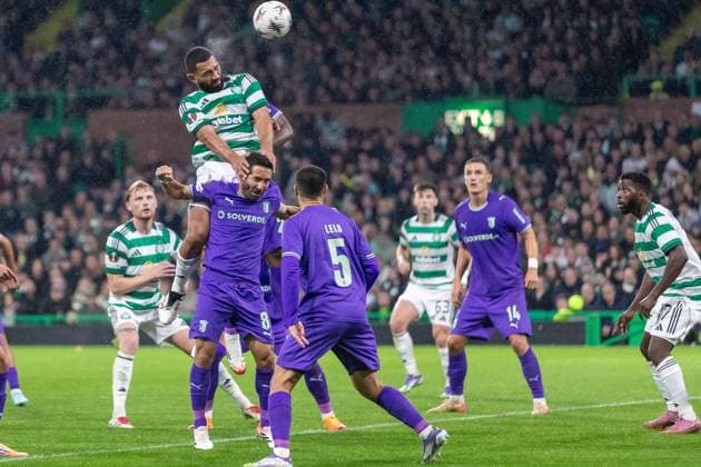 Celtic v Sporting Braga Europa League 02 10 2025. Cameron Carter-Vickers of Celtic FC climbs all over Joao Moutinho of SC Braga to win a header during the UEFA Europa League 2025 26, Celtic FC vs SC Braga, Celtic Park, Glasgow, country}. 02 10 2025 Parkhead Celtic Park Glasgow Scotland Editorial use only , Copyright: xColinxPoultneyx PSI-22959-0044