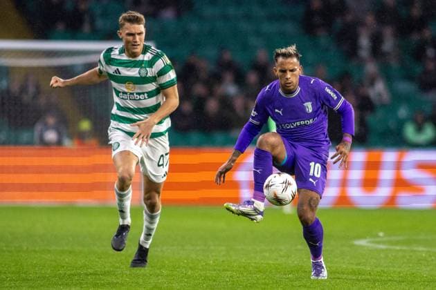 Celtic v Sporting Braga Europa League 02 10 2025. Rodrigo Zalazar of SC Braga brings the ball down ahed of Dane Murray of Celtic FC during the UEFA Europa League 2025 26, Celtic FC vs SC Braga, Celtic Park, Glasgow, country}. 02 10 2025 Parkhead Celtic Park Glasgow Scotland Editorial use only , Copyright: xColinxPoultneyx PSI-22959-0049