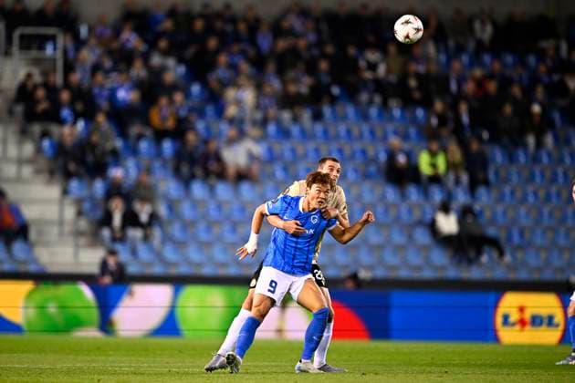 KRC Genk v Ferencvaros - UEFA Europa League GENK, BELGIUM - OCTOBER 02 : Oh Hyeon-Gyu forward of KRC Genk and Raemaekers Toon defender of Ferencvaros during the UEFA Europa League 2025 26 League Phase MD2 match between KRC Genk and Ferencvaros on October 2, 2025 in Genk, Belgium, 02 10 2025 Genk Belgium  Copyright: xTomasxSiskx