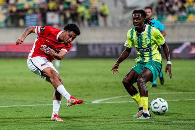 2025-10-02 AEK Larnaca FC v AZ Alkmaar - UEFA Conference League 2025 26 League Phase MD1 LARNACA, CYPRUS - OCTOBER 2: Ro-Angelo Daal of AZ Alkmaar shoots, Jeremie Gnali of AEK Larnaca FC during the UEFA Conference League 2025 26 League Phase MD1 match between AEK Larnaca FC and AZ Alkmaar at AEK Arena on October 2, 2025 in Larnaca, Cyprus. Larnaca AEK Arena Cyprus Content not available for redistribution in The Netherlands directly or indirectly through any third parties. Copyright: xEdxvanxdexPolx