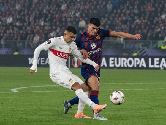 v li Badredine Bouanani VfB Stuttgart, 27 , Flavius Daniliuc FC Basel, 24 SUI, FC Basel vs VfB Stuttgart, Football, UEFA Europa League, Men, Matchday 2, Season 2025 2026, 02 10 2025, SUI, FC Basel vs VfB Stuttgart, Football, UEFA Europa League, Men, Matchday 2, Season 2025 2026, 02 10 2025 Basel Copyright: xEibner-Pressefoto WolfgangxFrankx EP_WFK