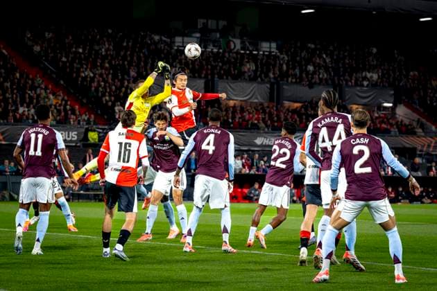 SC Feyenoord Rotterdam forwarder Ayase Ueda, Aston Villa FC goalkeeper Marco Bizot during the match SC Feyenoord Rotterdam vs Aston Villa FC at the Stadium De Kuip for the Europa League - League phase - Matchday 2 season 2025-2026 in ROTTERDAM, Netherlands on 2 oktober 2025, (photo by Marcel van Dorst EYE4images DeFodi Images) SC Feyenoord Rotterdam forwarder Ayase Ueda, Aston Villa FC goalkeeper Marco Bizot during the match SC Feyenoord Rotterdam vs Aston Villa FC at the Stadium De Kuip for the Europa League League phase Matchday 2 season 2025 2026 in ROTTERDAM, Netherlands on 2 oktober 2025, photo by Marcel van Dorst EYE4images DeFodi Images