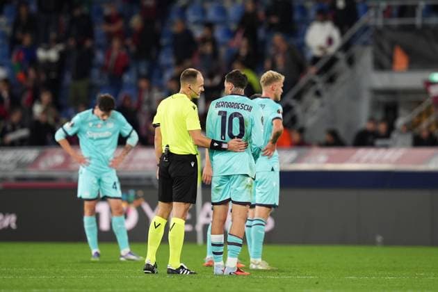 Bologna s Federico Bernardeschi and referee Nenad Minakovic at the end of the UEFA Europa League soccer match between Bologna and Freiburg at the Renato DallÕAra Stadium in Bologna, north Italy - Thursday, October 2, 2025 -  Copyright: xMassimoxPaolone LaPressex