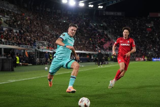 Bologna s Emil Holm fights for the ball with Freiburg s Derry Scherhant during the UEFA Europa League soccer match between Bologna and Freiburg at the Renato DallÕAra Stadium in Bologna, north Italy - Thursday, October 2, 2025 -  Copyright: xMassimoxPaolone LaPressex