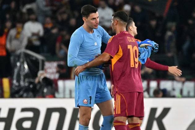 Foto IPP Felice De Martino Roma 02 10 2025 Calcio Europa League 2025-2026 Roma - Lille Nella foto: Berke Özer e Zeki Çelik a fine gara Italy Photo Press World Copyright Roma italy Italia ITALY  Copyright: xR4924_italyphotopressx