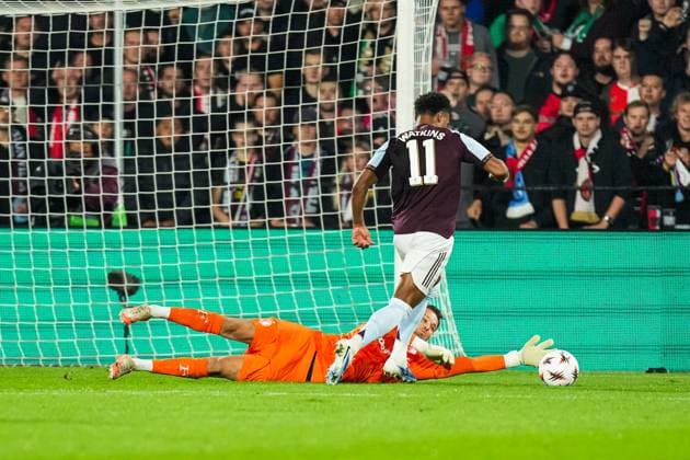 UEFA Europa League: Feyenoord Rotterdam v Aston Villa F.C. Rotterdam - Feyenoord keeper Timon Wellenreuther, Ollie Watkins of Aston Villa during the second match of the UEFA Europa League 2025 2026. The match is set between Feyenoord Rotterdam and Aston Villa F.C. at Stadion Feijenoord De Kuip on 2 October 2025 in Rotterdam, The Netherlands. Copyright: xYannickxVerhoevenx
