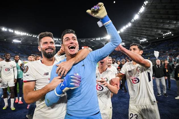 October 2, 2025, Rome, Italy, Italy: Berke OZER of Lille, Olivier GIROUD of Lille and teamamtes celebrate the victory during the UEFA Europa League, League Phase MD2 match between AS Roma and Lille OSC (LOSC) at Stadio Olimpico on October 02, 2025 in Rome, Italy. Rome Italy - ZUMAm308 20251002_zsp_m308_008 Copyright: xMatthieuxMirvillex