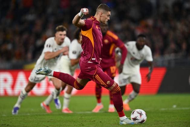 CALCIO - UEFA Europa League - AS Roma vs LOSC Lille Artem Dovbyk of A.S. Roma is in action during the UEFA Europa League phase day 2 football match between between A.S. Roma and Lille Olympique S.C. at the Olympic Stadium on October 2, 2025 in Rome, Italy. Rome Italy  Copyright: xIPAxSport ABACAx