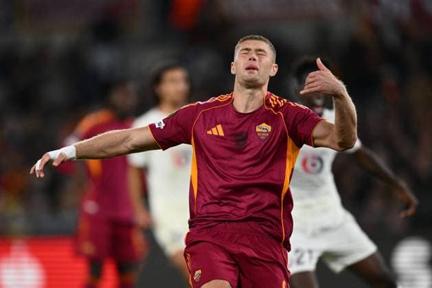 CALCIO - UEFA Europa League - AS Roma vs LOSC Lille Artem Dovbyk of A.S. Roma disappointed after missing the third penalty the UEFA Europa League phase day 2 football match between between A.S. Roma and Lille Olympique S.C. at the Olympic Stadium on October 2, 2025 in Rome, Italy. Rome Italy  Copyright: xIPAxSport ABACAx