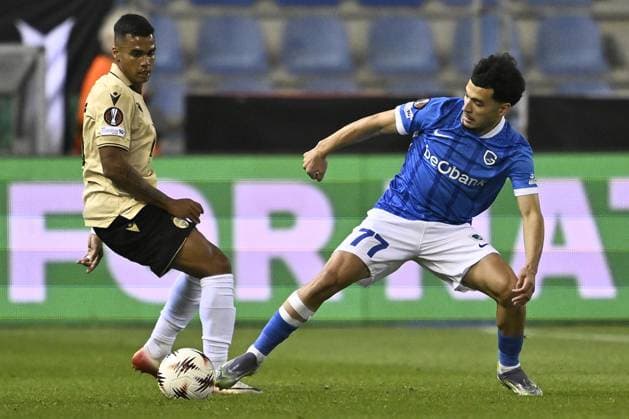 Ferencvaros Cadu and Genk s Zakaria El Ouahdi fight for the ball during a soccer game between Belgian KRC Genk and Hungarian Ferencvarosi TC, on Thursday 02 October 2025, in Genk, in the second game (out of 8) in the league phase of the UEFA Europa League competition. JOHAN EYCKENS JohanxEyckens  x135939022x