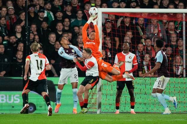 ROTTERDAM, 02-10-2025, Stadium de Kuip , season 2025 2026 , Europa League football . Match between Feyenoord and Aston Villa , Picture shows Feyenoord goalkeeper Timon Wellenreuther Feyenoord - Aston Villa  x31325215x Copyright: