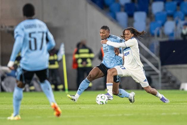 Rahim Ibrahim in a battle with Mathis Amougou during Europa Conference league match , SK Slovan Bratislava - RC Strasbourg , 02. october 2025, Tehelne pole Stadium, Bratislava, Slovakia Copyright: xMICHALxFAJT,ZOSPORTU.SKx FAJ_8679
