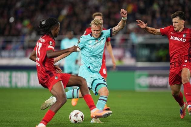 Bologna s Jens Odgaard fights for the ball with Freiburg s Jordy Makengo during the UEFA Europa League soccer match between Bologna and Freiburg at the Renato DallÕAra Stadium in Bologna, north Italy - Thursday, October 2, 2025 -  Copyright: xMassimoxPaolone LaPressex