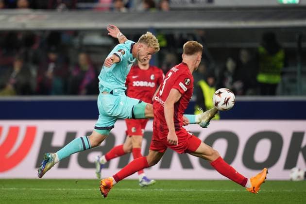 Bologna s Jens Odgaard fights for the ball with Freiburg s Philipp Lienhart during the UEFA Europa League soccer match between Bologna and Freiburg at the Renato DallÕAra Stadium in Bologna, north Italy - Thursday, October 2, 2025 -  Copyright: xMassimoxPaolone LaPressex