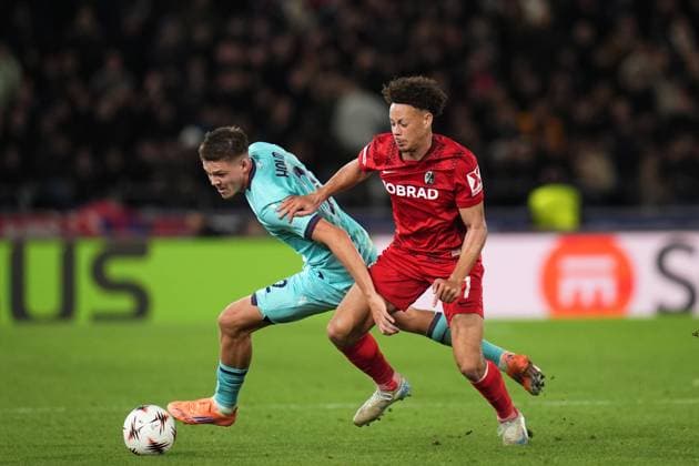 Bologna s Emil Holm fights for the ball with Freiburg s Derry Scherhant during the UEFA Europa League soccer match between Bologna and Freiburg at the Renato DallÕAra Stadium in Bologna, north Italy - Thursday, October 2, 2025 -  Copyright: xMassimoxPaolone LaPressex