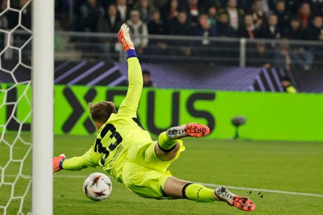 Alexander Nübel, Nubel VfB Stuttgart, 33 , Switzerland, Football, UEFA Europa League, Matchday 2, 2025 2026, FC Basel vs VfB Stuttgart, 02 10 2025, Sankt Jakob Park, Basel, Switzerland Basel Sankt Jakob Park Canton Basel City Switzerland Copyright: xGrantxHubbsx