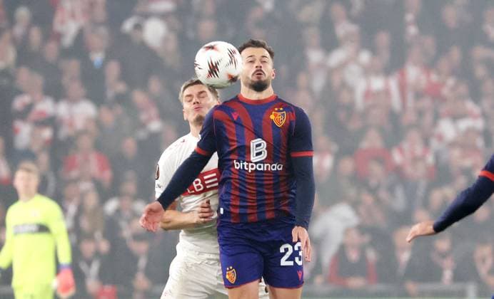 02 10 2025, Switzerland, Basel, Soccer UEFA Europa League, FC Basel vs VfB Stuttgart, v l Ramon Hendriks VfB , Albian Ajeti FC