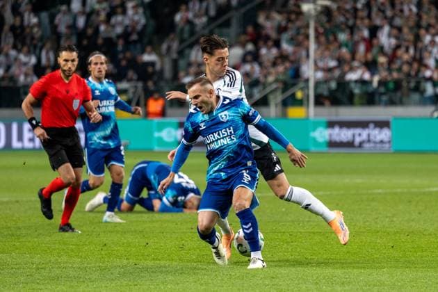 Legia Warszawa - Samsunspor Kulubu 02.10.2025 football, Warsaw, UEFA Conference League game Legia Warszawa - Samsunspor Kulubu (pilka nozna Liga Konferencji Europy ) image shows: Yuksel Celil (L) Kacper Urbanski (R) photo Katarzyna Plewczynska Fotostyk Copyright: xKatarzynaxPlewczynska Fotostykx 20251002FCTKP052