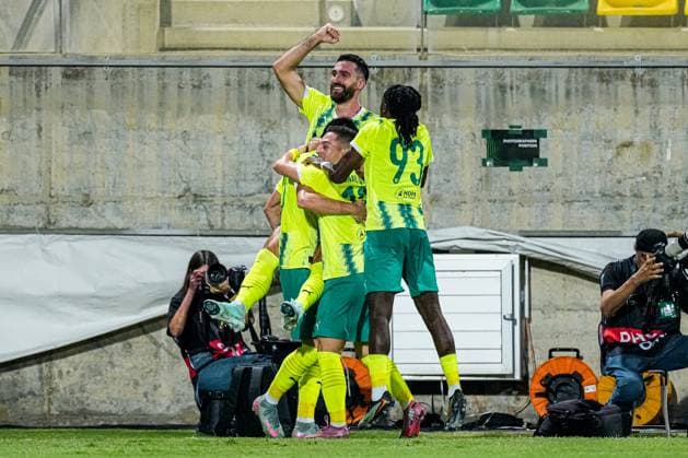 2025-10-02 AEK Larnaca FC v AZ Alkmaar - UEFA Conference League 2025 26 League Phase MD1 LARNACA, CYPRUS - OCTOBER 2: Waldo Rubio of AEK Larnaca FC, players of AEK Larnaca FC celebrate the first goal during the UEFA Conference League 2025 26 League Phase MD1 match between AEK Larnaca FC and AZ Alkmaar at AEK Arena on October 2, 2025 in Larnaca, Cyprus. Larnaca AEK Arena Cyprus Content not available for redistribution in The Netherlands directly or indirectly through any third parties. Copyright: xEdxvanxdexPolx