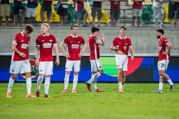 2025-10-02 AEK Larnaca FC v AZ Alkmaar - UEFA Conference League 2025 26 League Phase MD1 LARNACA, CYPRUS - OCTOBER 2: players of AZ Alkmaar disappointed during the UEFA Conference League 2025 26 League Phase MD1 match between AEK Larnaca FC and AZ Alkmaar at AEK Arena on October 2, 2025 in Larnaca, Cyprus. Larnaca AEK Arena Cyprus Content not available for redistribution in The Netherlands directly or indirectly through any third parties. Copyright: xEdxvanxdexPolx