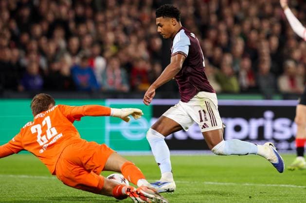 2025-10-02 Feyenoord v Aston Villa - UEFA Europa League, League phase, MD2 ROTTERDAM, NETHERLANDS - OCTOBER 2: Goalkeeper Timon Wellenreuther of Feyenoord make a save on the ball of Ollie Watkins of Aston Villa during the UEFA Europa League, League phase, MD2 match between Feyenoord and Aston Villa at Stadion Feijenoord on October 2, 2025 in Rotterdam, Netherlands. Rotterdam Stadion Feijenoord Netherlands Content not available for redistribution in The Netherlands directly or indirectly through any third parties. Copyright: xHansxvanxderxValkx