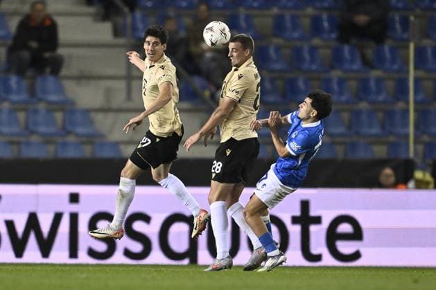 Ferencvaros Callum O Dowda , Ferencvaros Toon Raemaekers and Genk s Zakaria El Ouahdi fight for the ball during a soccer game between Belgian KRC Genk and Hungarian Ferencvarosi TC, on Thursday 02 October 2025, in Genk, in the second game (out of 8) in the league phase of the UEFA Europa League competition. JOHAN EYCKENS JohanxEyckens  x135939587x
