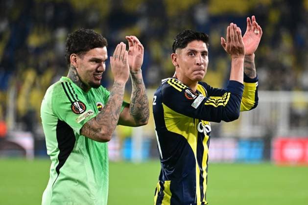 Fenerbahce v Nice - UEFA Europa League ISTANBUL, TURKIYE - OCTOBER 2: Players of Fenerbahce celebrate after UEFA Europa League football match between Fenerbahce and Nice at Chobani Stadium in Istanbul, Turkiye on October 2, 2025 Serhat Cagdas Anadolu Istanbul Turkey. Editorial use only. Please get in touch for any other usage.  Copyright: x2025xAnadoluxSerhatxCagdasx