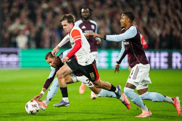 UEFA Europa League: Feyenoord Rotterdam v Aston Villa F.C. Rotterdam - Matty Cash of Aston Villa, Leo Sauer of Feyenoord during the second match of the UEFA Europa League 2025 2026. The match is set between Feyenoord Rotterdam and Aston Villa F.C. at Stadion Feijenoord De Kuip on 2 October 2025 in Rotterdam, The Netherlands. Copyright: xYannickxVerhoevenx