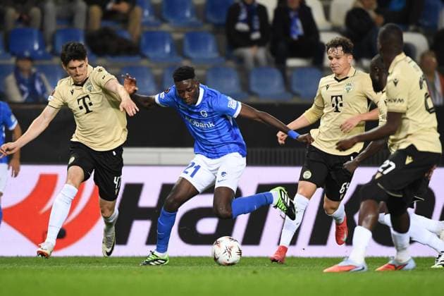 Ferencvaros Callum O Dowda , Genk s Ibrahima Sory Bangoura and Ferencvaros Alex Toth pictured in action during a soccer game between Belgian KRC Genk and Hungarian Ferencvarosi TC, on Thursday 02 October 2025, in Genk, in the second game (out of 8) in the league phase of the UEFA Europa League competition. JILLxDELSAUX  x135939701x