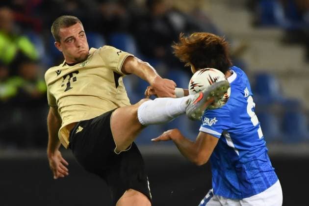 Ferencvaros Toon Raemaekers and Genk s Hyeon-Gyu Oh pictured in action during a soccer game between Belgian KRC Genk and Hungarian Ferencvarosi TC, on Thursday 02 October 2025, in Genk, in the second game (out of 8) in the league phase of the UEFA Europa League competition. JILLxDELSAUX  x135939763x