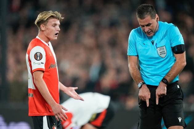 ROTTERDAM, 02-10-2025, Stadium de Kuip , season 2025 2026 , Europa League football . Match between Feyenoord and Aston Villa , Picture shows Feyenoord player Sem Steijn, referee Rade Obrenovic Feyenoord - Aston Villa  x31325338x Copyright: