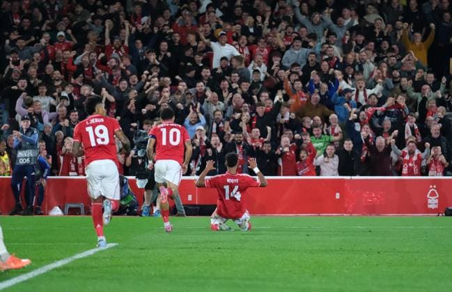 Dan Ndoye of Nottingham Forest celebrates with teammates after scoring in the 22nd minute to make it 1-1 during the UEFA Europa league football match between Nottingham Forest and FC Midtjylland at City Ground in Nottingham. Copyright: xPaulxBonser SportsxPressxPhotox Sportspressphoto_SPR36618