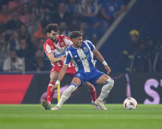 October 2, 2025, Porto, Porto, Portugal: WILLIAM GOMES from FC Porto seen on action during the UEFA Europe League 2025 26 match between FC Porto and Red Star Belgrade FK on October 02, 2025 at EstoÂ¡dio do Dragao, Porto, Portugal Porto Portugal - ZUMAl192 20251002_zsp_l192_009 Copyright: xMiguelxLemosx