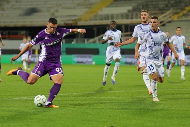 ACF Fiorentina v SK Sigma Olomouc - UEFA Conference League 2025 26 Roberto Piccoli of ACF Fiorentina attempts a shot on goal the first match in the UEFA Conference League group Stage between ACF Fiorentina and SK Sigma Olomouc on October 2 ,2025 at Stadium Artemio Franchi, Florence , Italy Florence ITALIA  Copyright: xAndreaxMartinix originalFilename:martini-acffiore251002_npQKD.jpg