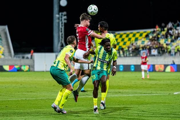 2025-10-02 AEK Larnaca FC v AZ Alkmaar - UEFA Conference League 2025 26 League Phase MD1 LARNACA, CYPRUS - OCTOBER 2: Wouter Goes of AZ Alkmaar heads the ball during the UEFA Conference League 2025 26 League Phase MD1 match between AEK Larnaca FC and AZ Alkmaar at AEK Arena on October 2, 2025 in Larnaca, Cyprus. Larnaca AEK Arena Cyprus Content not available for redistribution in The Netherlands directly or indirectly through any third parties. Copyright: xEdxvanxdexPolx
