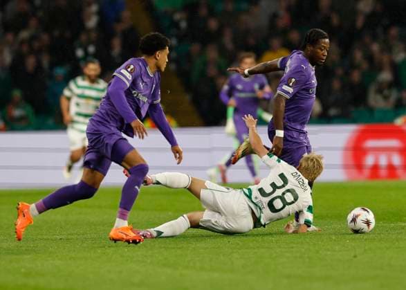 Celtic v S.C. Braga UEFA Europa League Bright Arrey-Mbi of S.C. Braga (right) wins the ball from Daizen Maeda of Celtic during the UEFA Europa League match at Celtic Park, Glasgow UK Newspapers OUT Copyright: xFredxPalmerx FIL-22308-0114