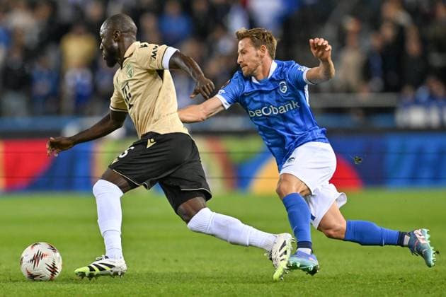 251002 KRC Genk vs Ferencvaros Patrik Hrosovsky (17) of Genk pictured fighting for the ball with Naby Keita (5) of Ferencvaros during the 2nd game in the Uefa Europa League season 2025-2026 League Phase between KRC Genk and Ferencvaros from Hungary on October 2 , 2025 in Genk, Belgium. (Photo by David Catry Isosport) Genk Belgium  Copyright: xDavidxCatryx 20251002DC2_1182