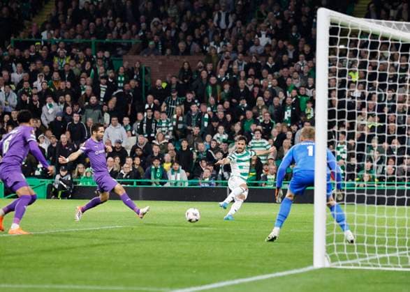 Celtic v S.C. Braga UEFA Europa League Sebastian Tounekti of Celtic crosses the ball during the UEFA Europa League match at Celtic Park, Glasgow UK Newspapers OUT Copyright: xFredxPalmerx FIL-22308-0121