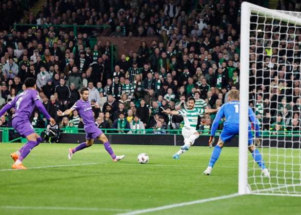 Celtic v S.C. Braga UEFA Europa League Sebastian Tounekti of Celtic crosses the ball during the UEFA Europa League match at Celtic Park, Glasgow UK Newspapers OUT Copyright: xFredxPalmerx FIL-22308-0123