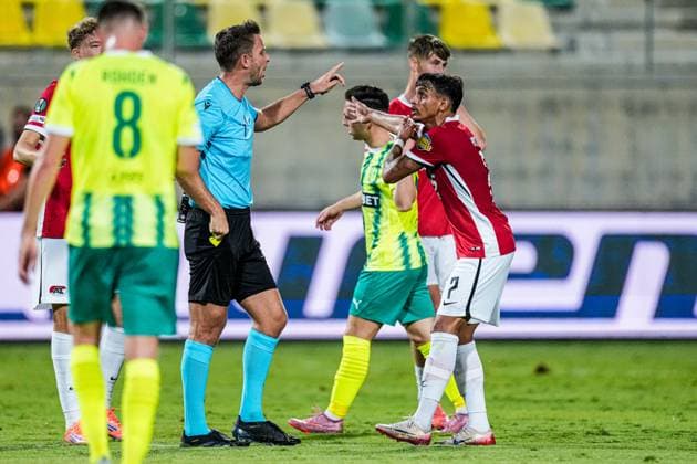 2025-10-02 AEK Larnaca FC v AZ Alkmaar - UEFA Conference League 2025 26 League Phase MD1 LARNACA, CYPRUS - OCTOBER 2: referee Daniel Schlager shows a yellow card to Weslley Patati of AZ Alkmaar during the UEFA Conference League 2025 26 League Phase MD1 match between AEK Larnaca FC and AZ Alkmaar at AEK Arena on October 2, 2025 in Larnaca, Cyprus. Larnaca AEK Arena Cyprus Content not available for redistribution in The Netherlands directly or indirectly through any third parties. Copyright: xEdxvanxdexPolx