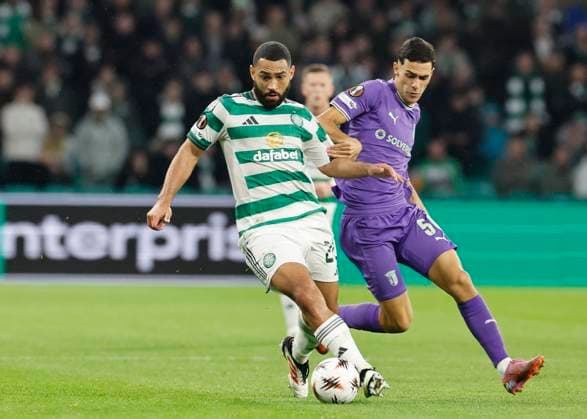Celtic v S.C. Braga UEFA Europa League Cameron Carter-Vickers of Celtic shields the ball from Diego Rodrigues of S.C. Braga during the UEFA Europa League match at Celtic Park, Glasgow UK Newspapers OUT Copyright: xFredxPalmerx FIL-22308-0137