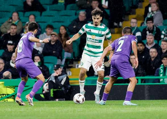 Celtic v S.C. Braga UEFA Europa League Sebastian Tounekti of Celtic (middle) looks for a gap between Joao Moutinho of S.C. Braga (left) and Victor Gomez of S.C. Braga during the UEFA Europa League match at Celtic Park, Glasgow UK Newspapers OUT Copyright: xFredxPalmerx FIL-22308-0145